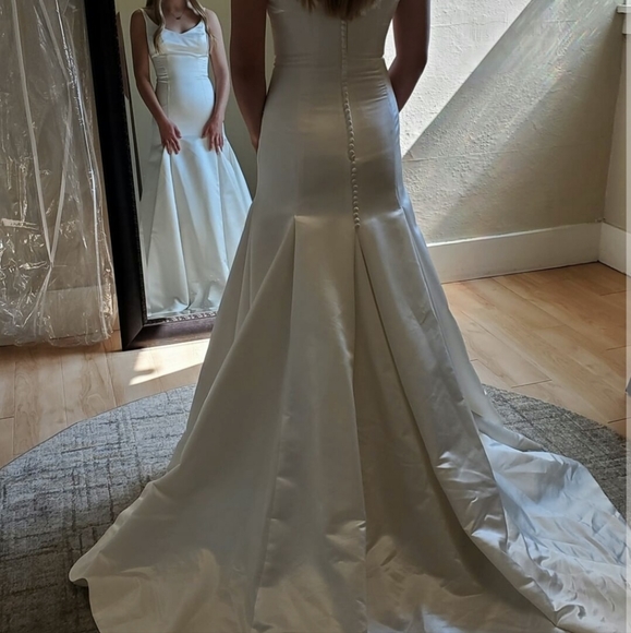 Size 4 ivory Satin trumpet wedding dresses with godet pleats, like new condition - Picture 2 of 16